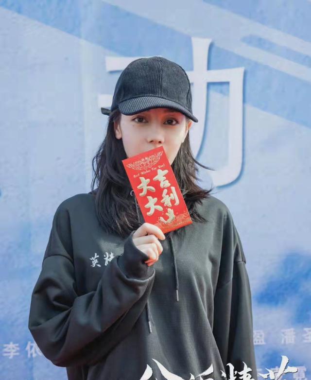 杨紫|杨紫四场直播妆发引粉丝不满：妆容暗沉，衣服廉价，固定刘海造型