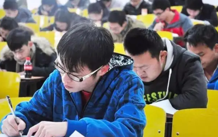 大学生|韦东奕的《个人简历》火了,仅有4行字,看似简单却“不平凡”