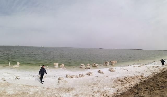 茶卡盐湖|察尔汗盐湖，面积是茶卡盐湖的56倍，盐矿储量可供70亿人吃1000年