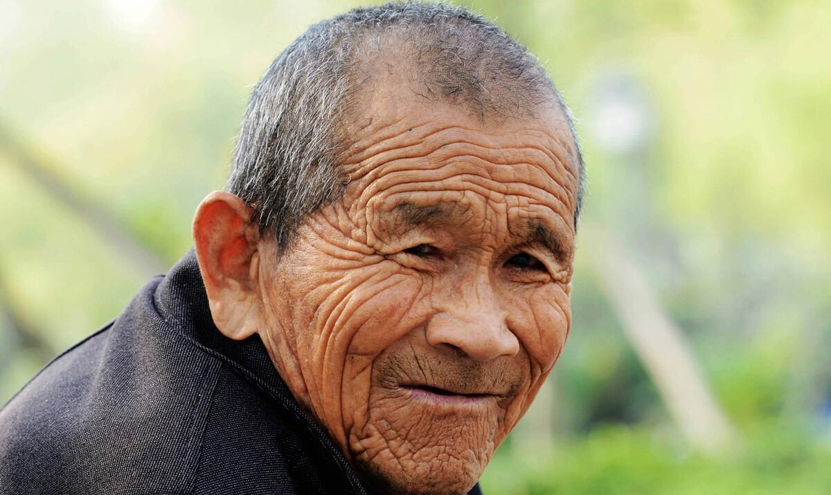 老人去世,读警校的养子发现倪端,老太太:女儿女婿一直想要房子