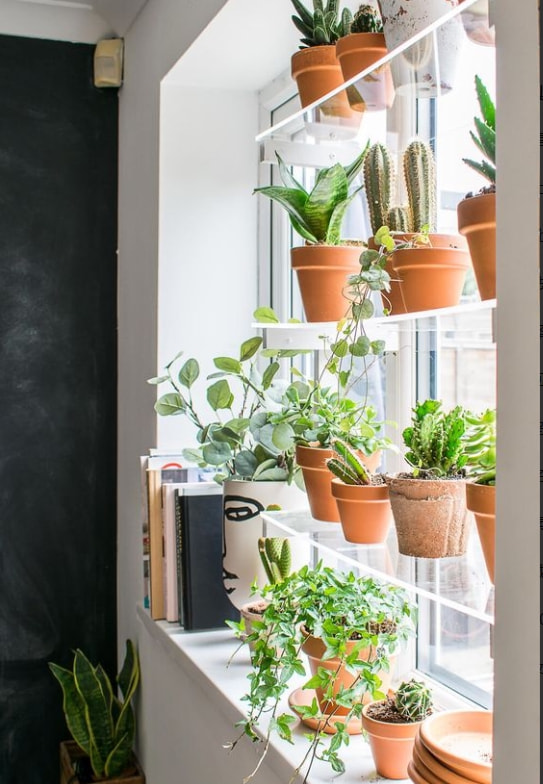 等到满地水才发现，窗台少这个孔封再密也没用，师傅忘记立马返工