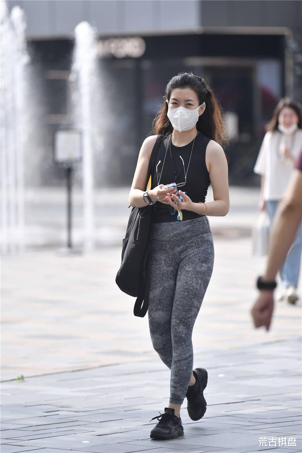 夏季搭配瑜伽裤的姑娘很多,她们都喜欢健身,让自己变得更美