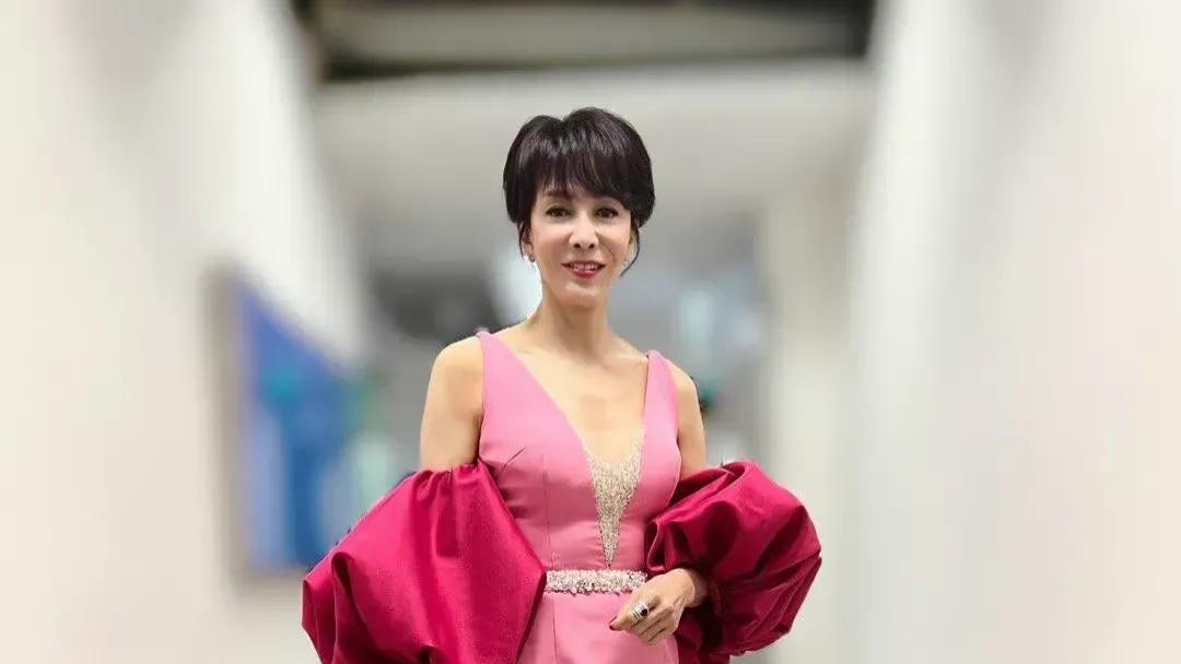 郑裕玲|65岁的郑裕玲太惊艳了！穿着红色的紧身晚礼服主持了2022年港姐比赛