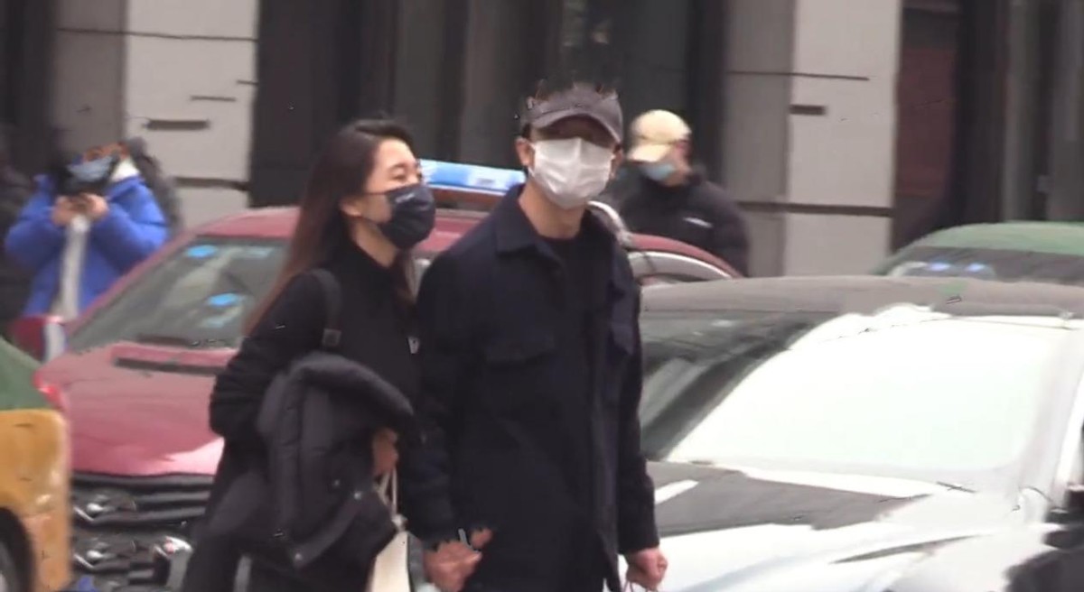 黄轩|黄轩携圈外女友现身机场！情侣装打扮好般配，粉丝摔倒忙上前关心