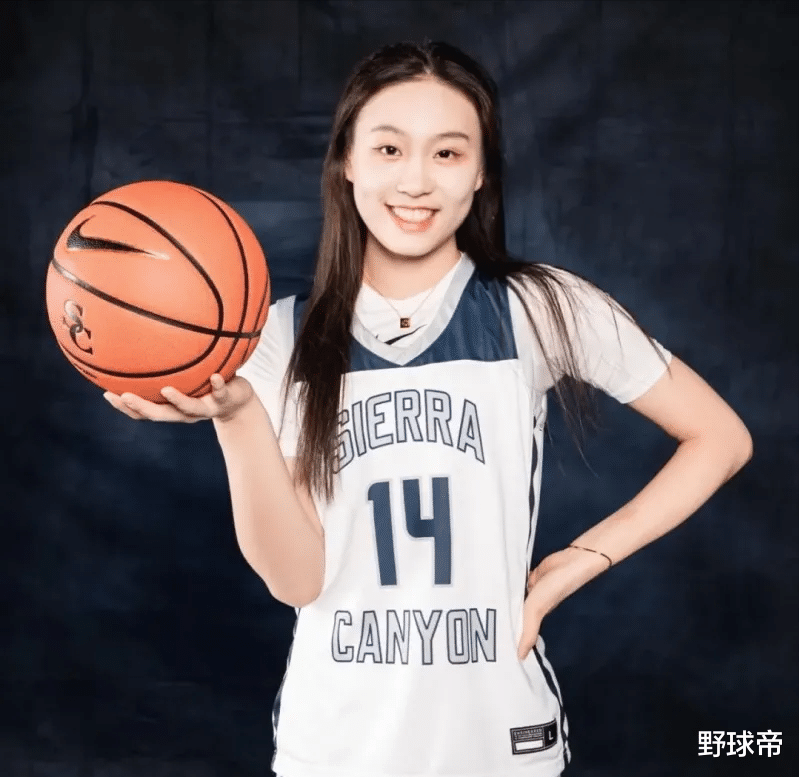 中国女篮|中国女篮接班人？她是詹姆斯儿子同学，才17岁，已经拿到全美冠军