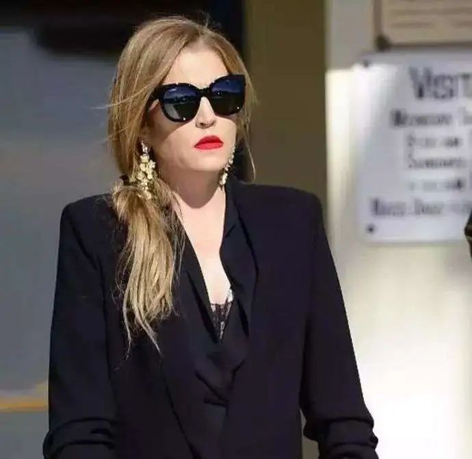 lisa|巨星猫王唯一女儿近照曝光：继承上亿遗产，怎么还活得落魄不堪…