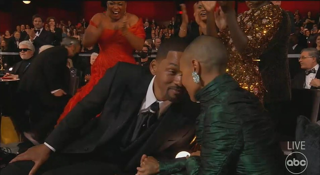 威尔·史密斯|威尔史密斯太宠妻！妻子一身绿裙走奥斯卡红毯吸睛，搂腰亮相好甜