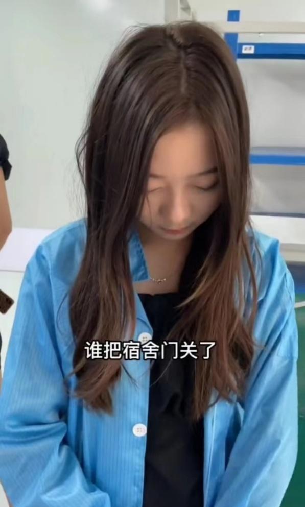 厂妹起夜被反锁门外,结果竟是室友故意为之,室友:我男友总看她