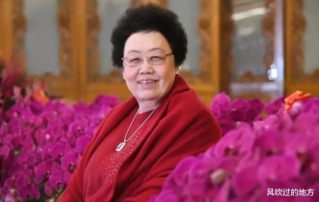 陈丽华|中国女首富陈丽华，和小11岁的唐僧扮演者结婚，81岁身价530亿