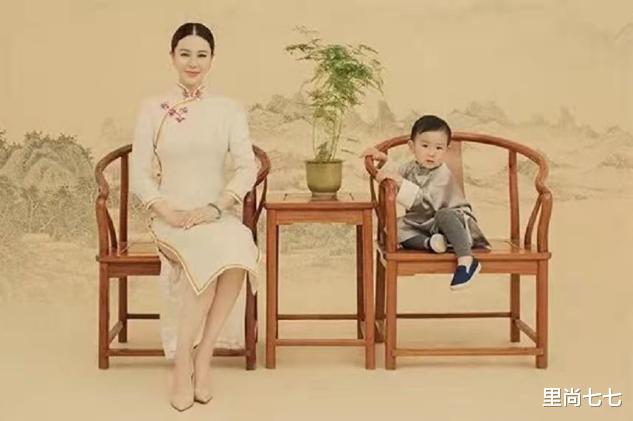 佟大为|佟大为一家国风全家福曝光，关悦娘仨穿旗袍温婉，三胎儿子超受宠