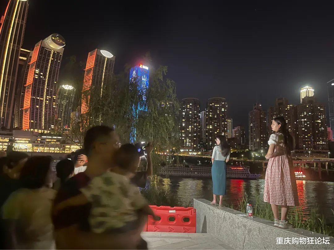 洪崖洞|洪崖洞过气大剧院崛起了？现在流行人山人海半夜看江……