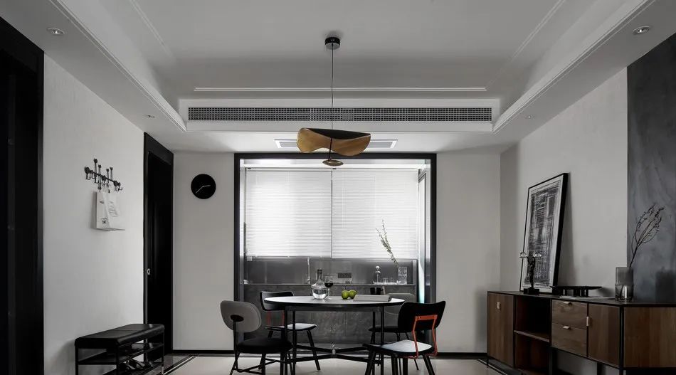 慵懒、随性:他家的暗黑系小四房,不仅动线灵活还秒变高级!