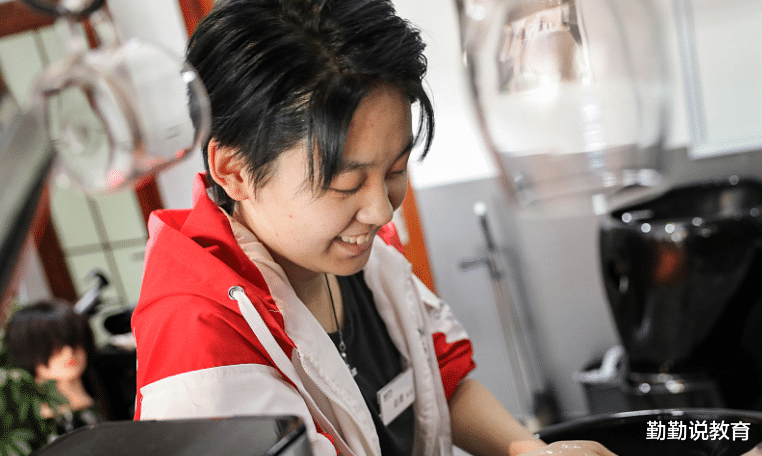 00后|“我们不找小三”,00后女生面试人力资源招回怼,奇葩言论上热搜