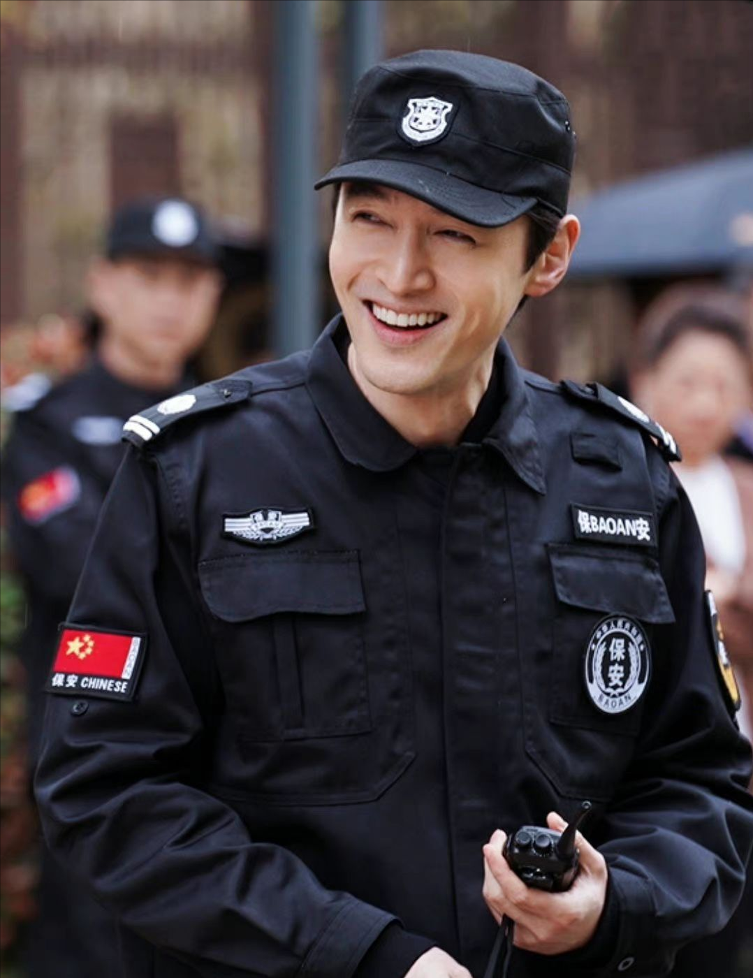 胡歌|胡歌称天天见女神高圆圆,《完美伴侣》开播,胡歌最帅保安上线!