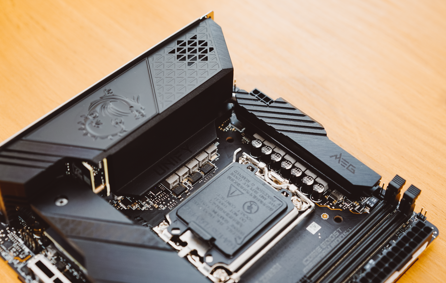 meg|暗黑系加持,12代平台超猛小钢炮!微星MEG Z690i UNIFY暗影图赏