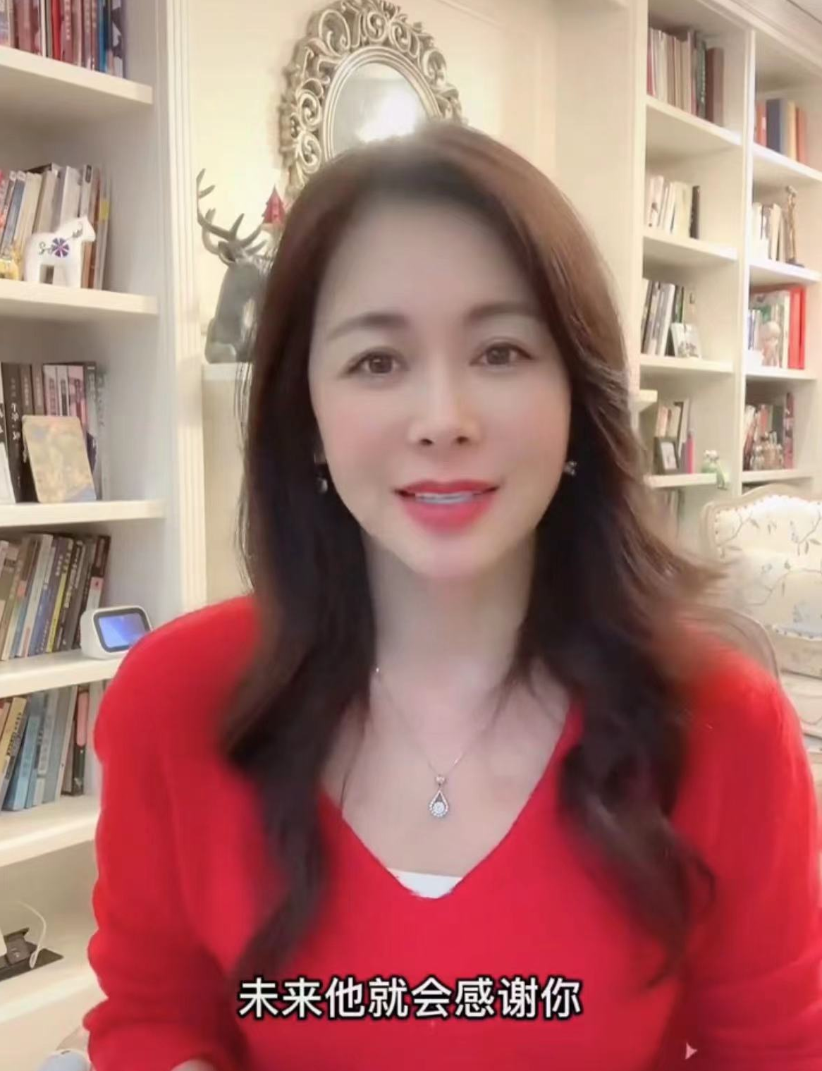 |49岁国家一级演员出国定居！颜值不输刘涛，与母亲相依为命仍未婚