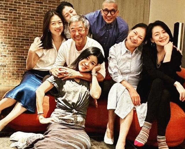 小S|侯佩岑活动中维护小S，称小S婚姻很幸福，回应床垫看法显尴尬