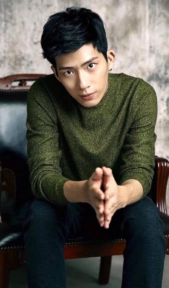 |井柏然刘雯牵手逛三里屯，大大方方，坦坦荡荡，真的太般配了！