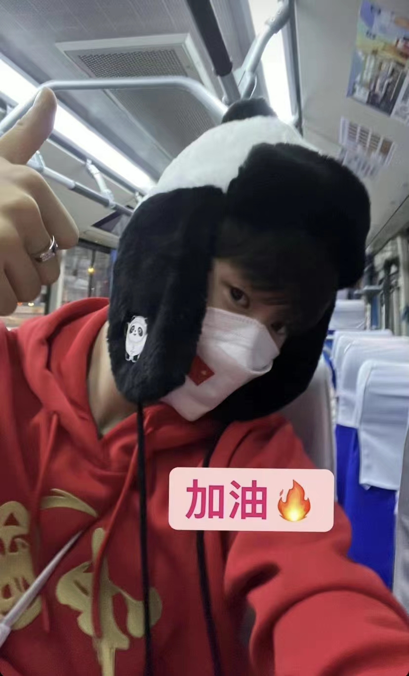 金博洋|金博洋太贴心，把冰墩墩帽子送给俄花滑美少女，千金戴帽晒照感谢