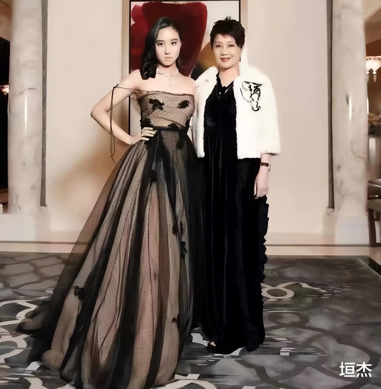 何超欣|“天选之女”何超欣:赌王最宠爱的女儿,长相酷似利智惹质疑