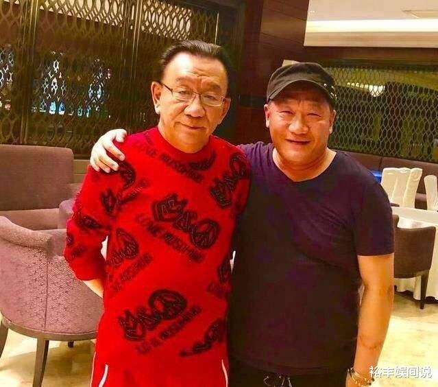 谢东|谢东为自己庆59岁生日，大雪天赤裸上半身，自言要挑战自我