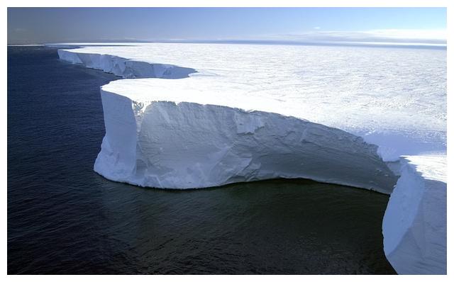 巴塔哥尼亚|智利巨大冰川轰然崩塌：坠入200多米河谷，扬起白色的“烟雾”