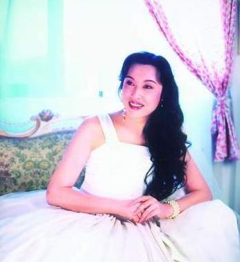 |中国首位变性人，从小穿裙子进女厕所，老公临死都不知她是男儿身