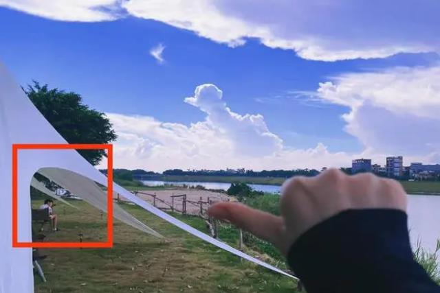 张馨予|张馨予晒男友视角美照！何捷送大束鲜花，3岁女儿大长腿抢镜