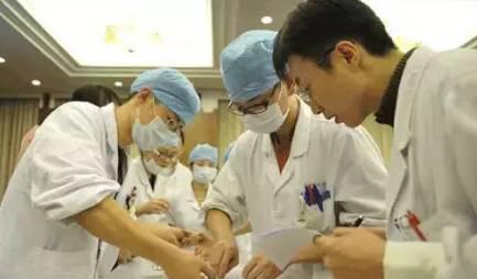 高校|医学院“4大天王”最新换代，协和成榜首第一，第二名争议比较大