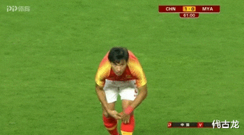冯潇霆|停球3米远，散步防守……这就是冯潇霆口中被骂得狗血喷头的动图