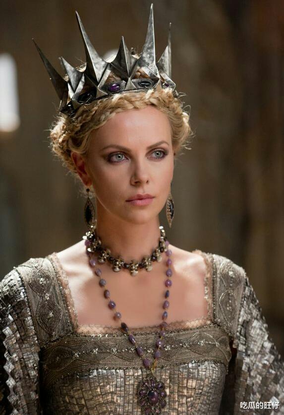 查理兹·塞隆|美又飒的塞皇：跟麦当娜的前夫恋爱，46岁带俩娃，不结婚照样潇洒