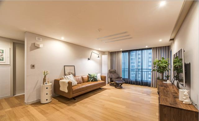 117㎡装修不追求繁琐,木地板通铺好温馨,这样的家住着才踏实!