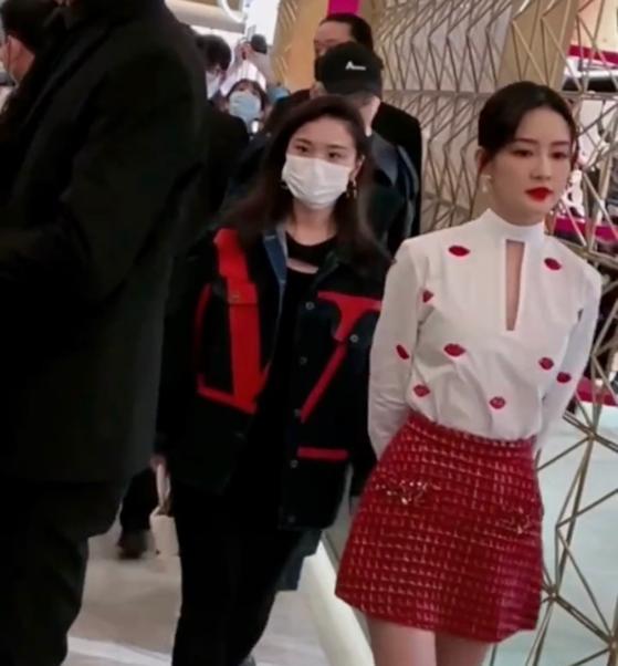 李沁|李沁上海参加活动，白衬衫突显窈窕身材，网友：大红唇有女人味