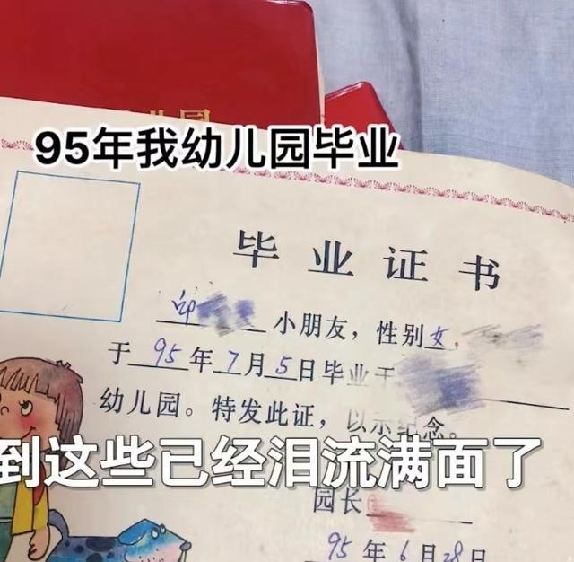 妈妈离世5个月女儿整理遗物,鼓足勇气打开珍藏袋,瞬间泣不成声