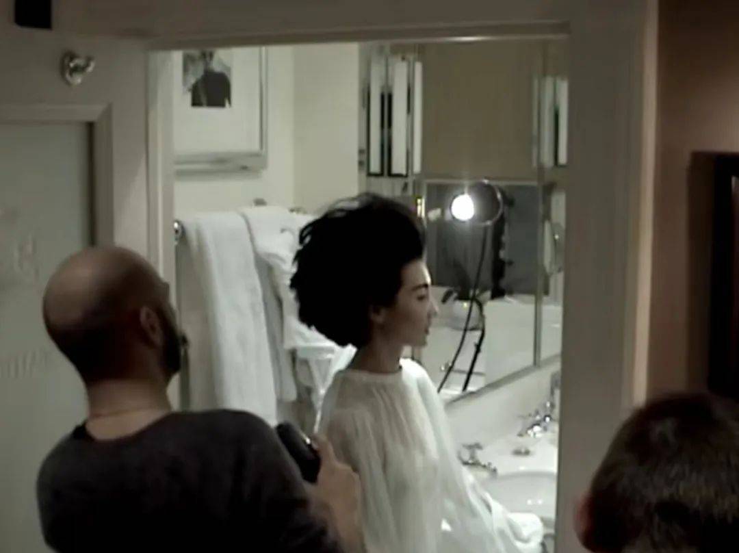 张曼玉|张曼玉连更3条动态,穿黑丝吊带裙秀好身材,她也要开始直播带货了?