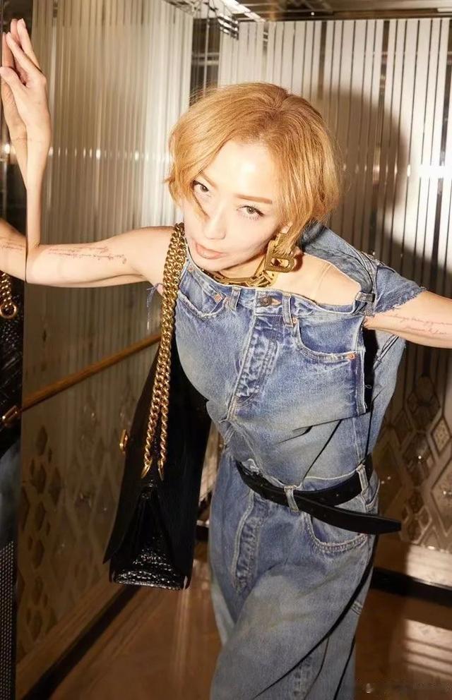 李佳琦 被50岁的她，靓到了