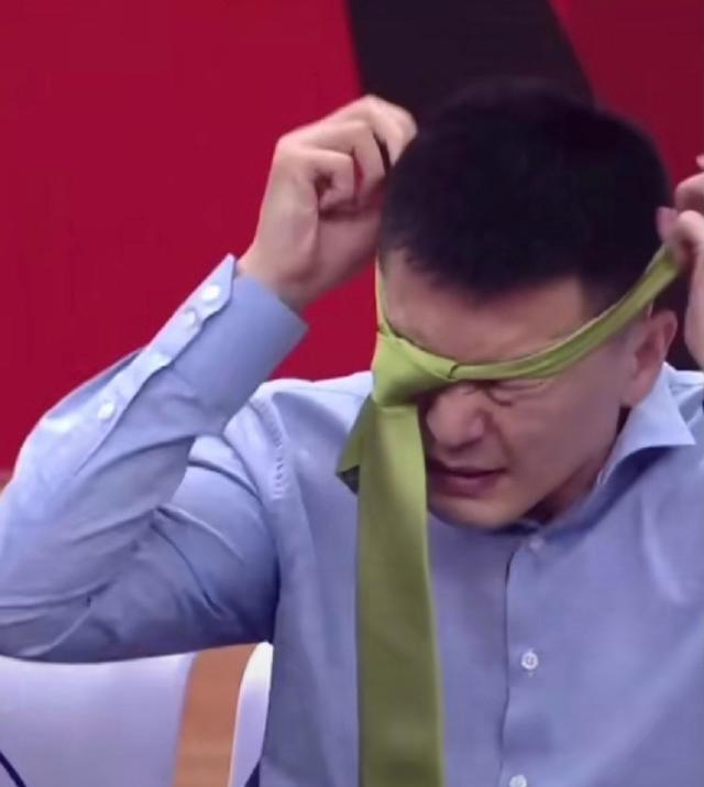 杨鸣|内讧实锤了？杨鸣要挟超级蓝领引不满，和深圳外援眉来眼去遭报复