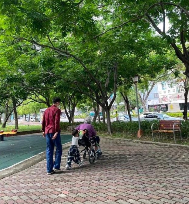明道|明道近况曝光，已回台照顾患病母亲，两岁儿子帮奶奶推轮椅好暖心