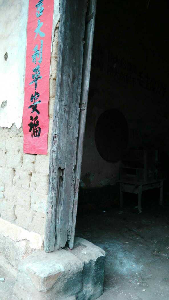 晒晒农村婆家自建房,土坯破瓦房,满屋老古董,厨房估计你没见过