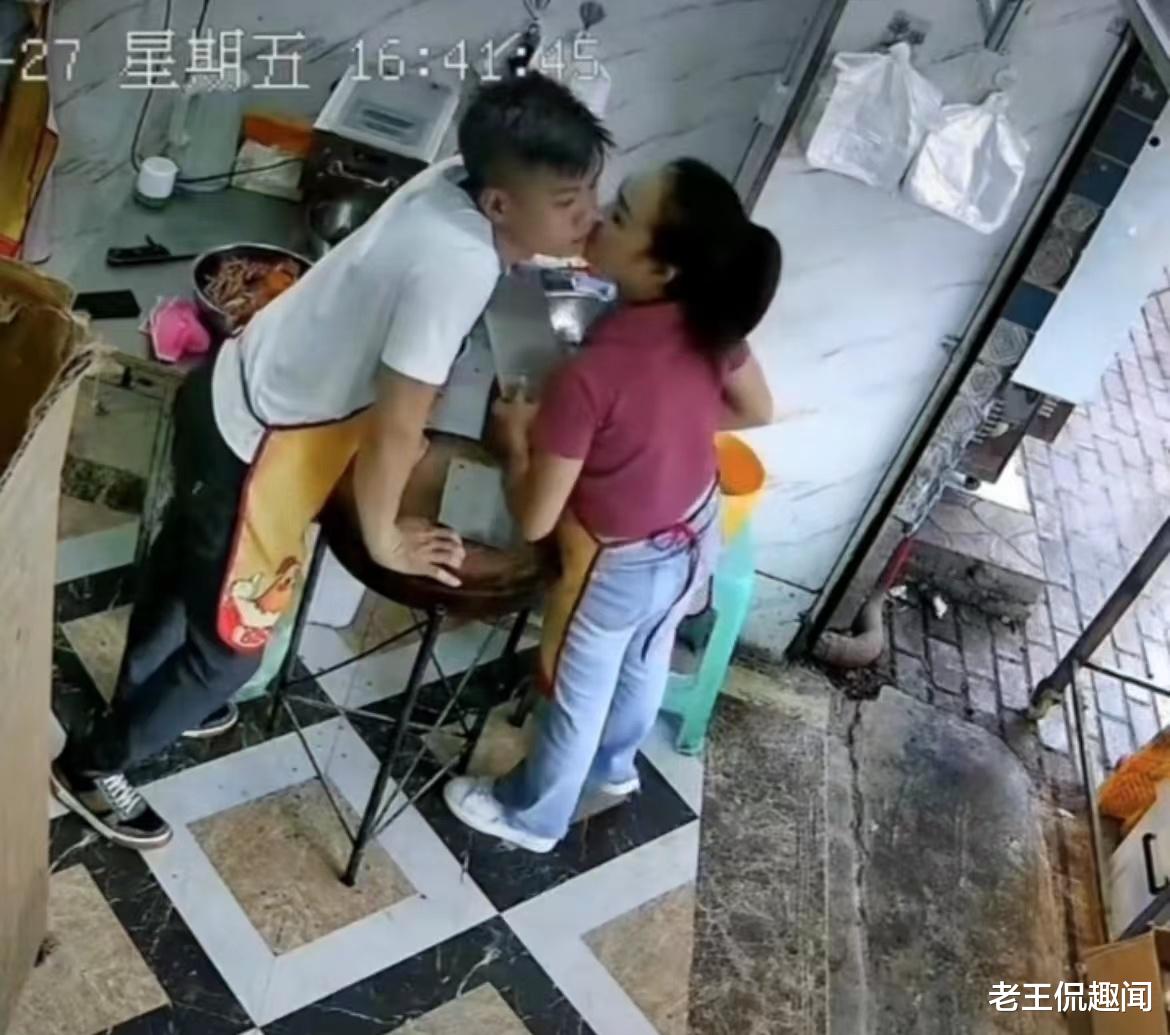 年轻情侣忙中偷闲,没人时不忘偷偷浪漫一下,网友:注意手中的刀
