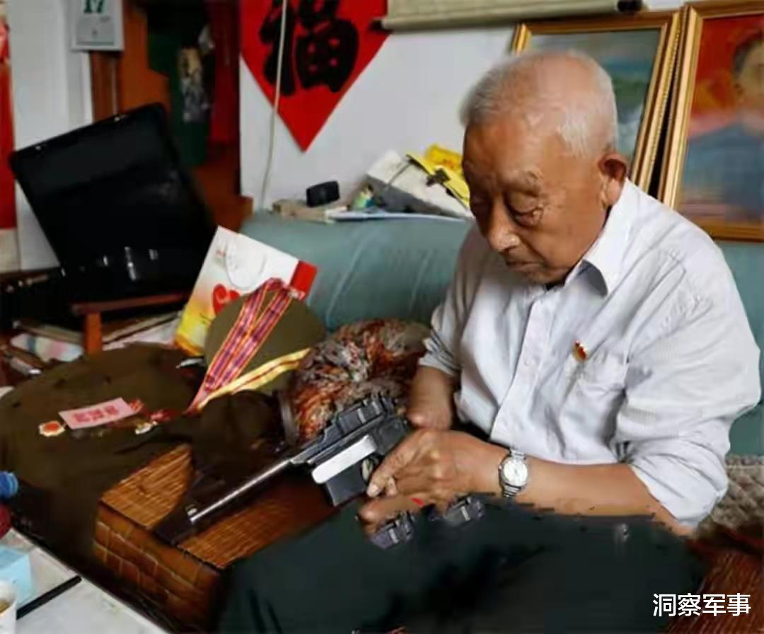 山东96岁老人持有双枪,工作人员上门收缴时,老人:这把粟裕送的