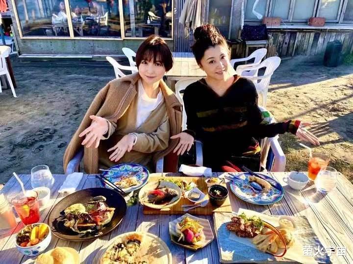 美容养颜 50岁藤原纪香扎丸子头秀完美发际线，脖子细长，少女托腮真太萌了