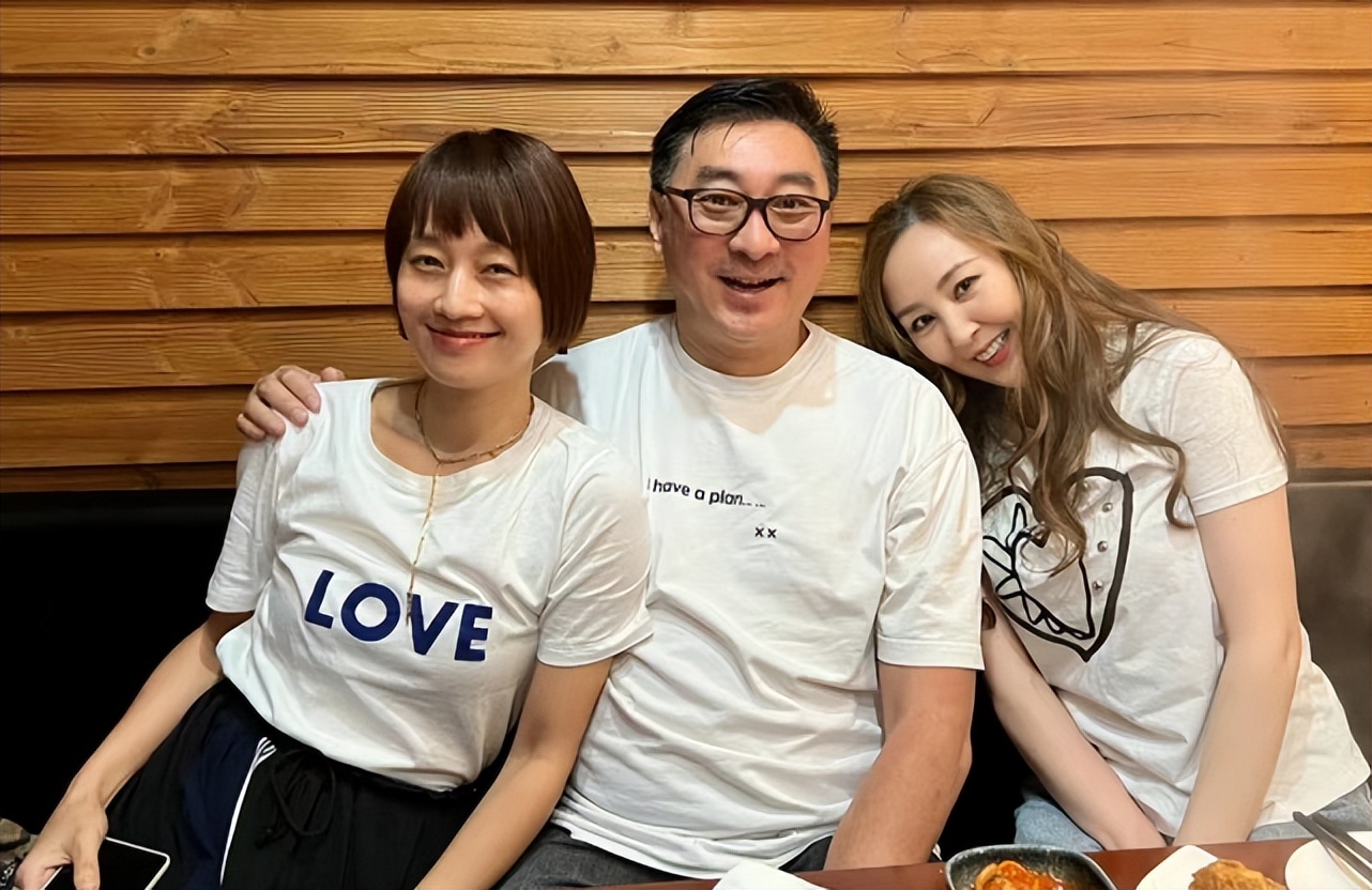 马伊琍|46岁马伊琍身体健康引担忧！坐轮椅被人推着去医院，拄拐表情痛苦