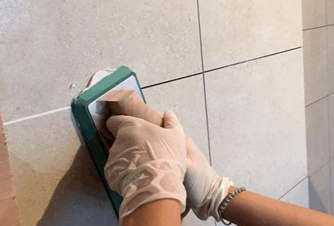 美缝做平的好还是凹的好?外行人因不懂而上当,完工后全是刮痕!