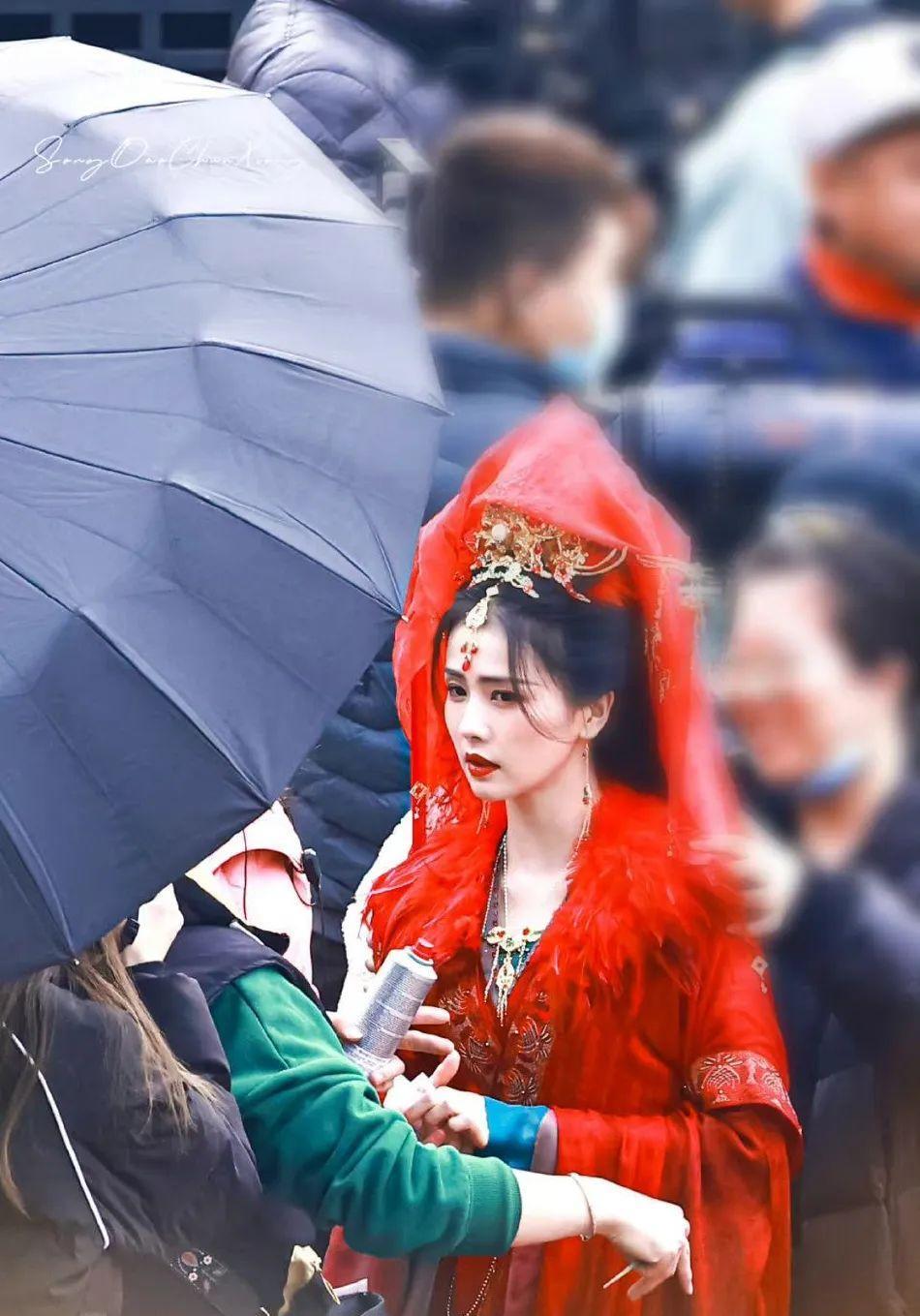 白梦妍|白鹿穿红色嫁衣太惊艳!同女演员合影美得让人窒息