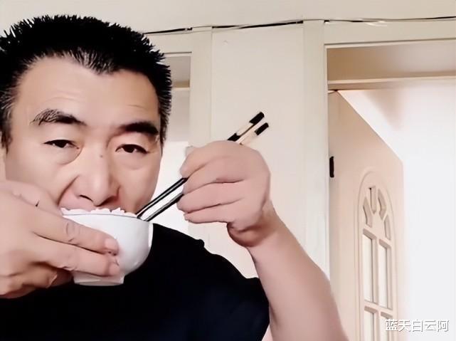 李玉成|85岁马玉琴帮大姑姐扒棒子,李玉成却在拍视频,扬言活到老干到老