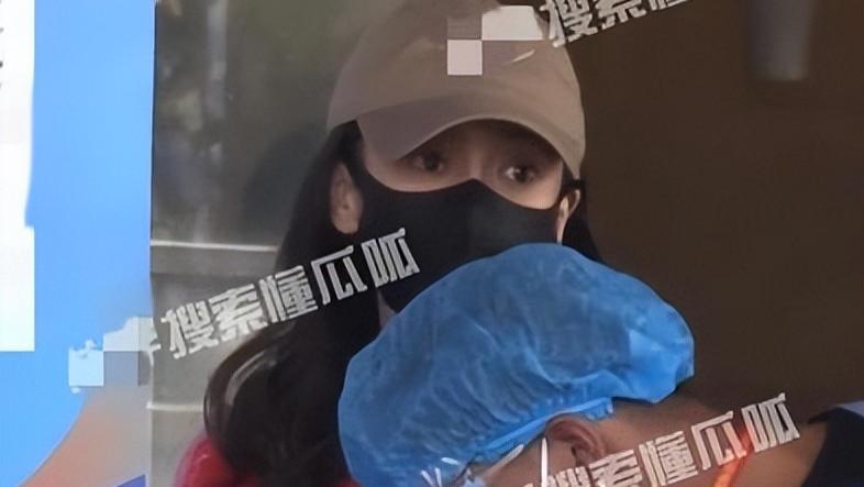 Angelababy|Angelababy机场做核酸，被扣4小时眼神忧郁！