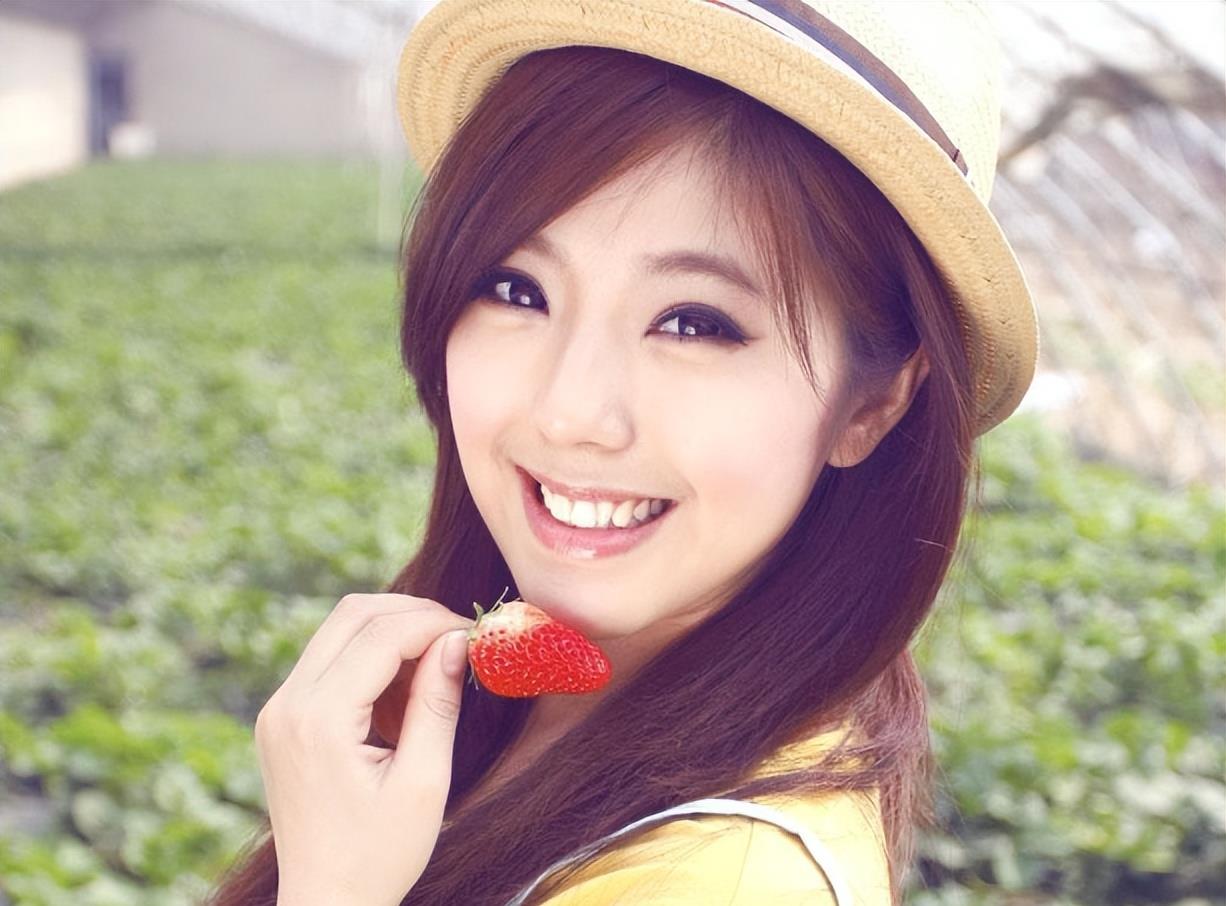 斯嘉丽·约翰逊|赵奕欢晒核酸日常，排队等候忍不住热舞，衣服Logo引网友热议