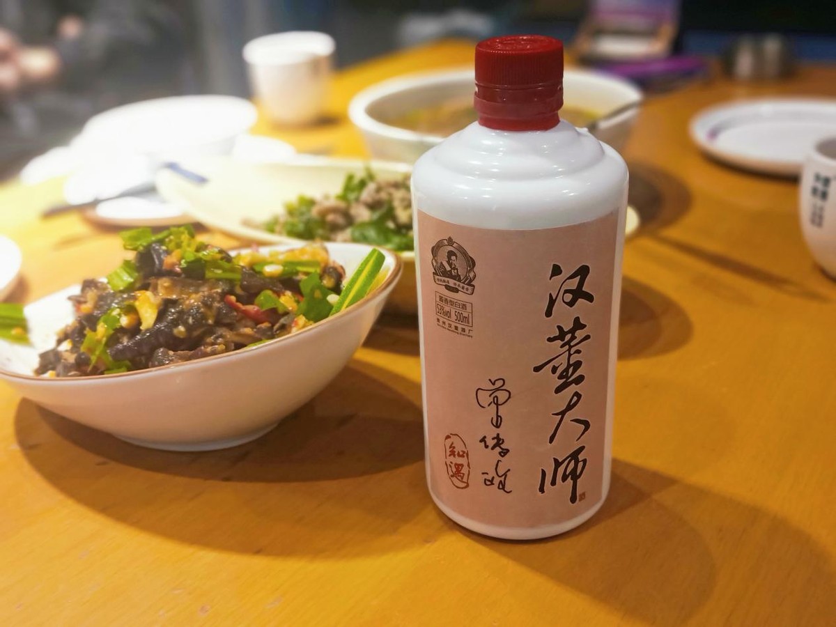 买酒时，发现瓶身有这“2标识”，不管价格多高，都是劣质勾兑酒