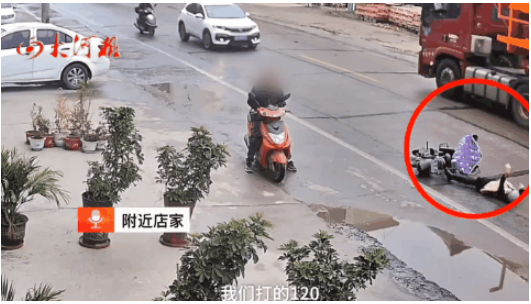 湖南邵阳,早上9点左右,一女子骑电动车时突然连车带人摔倒在地,然后全身不停地抽搐